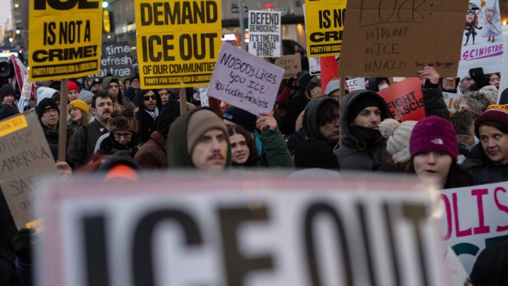 Mitglieder der New Yorker Gemeinde marschieren mit Anti-ICE-Schildern in Richtung 6th Avenue, um gegen die Präsenz von ICE in den Staaten des Landes zu protestieren und sich mit den Protestierenden in Minnesota zu solidarisieren. Foto: Edna Leshowitz/ZUMA Press Wire/dpa