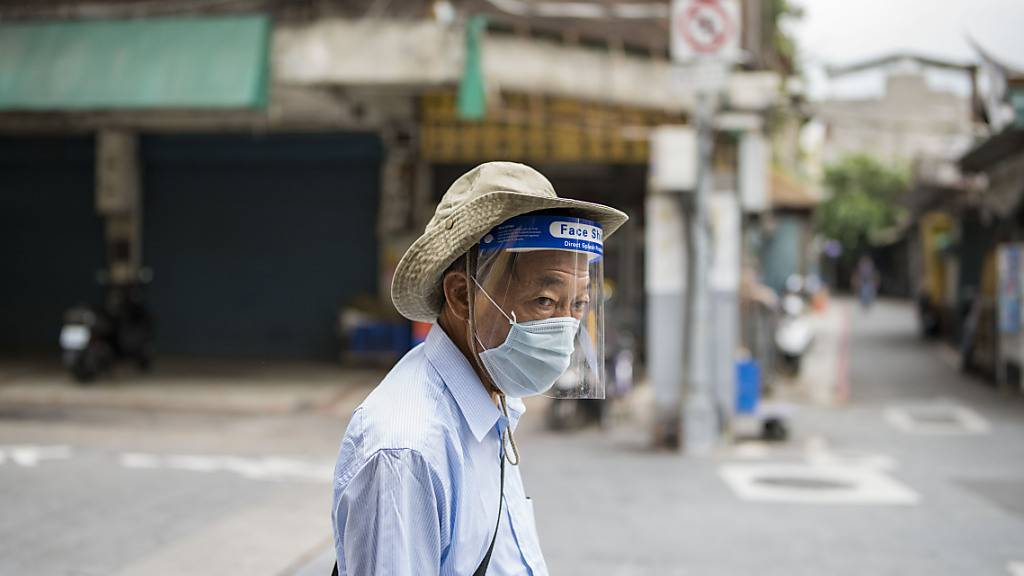 Kein Gang ohne Schutzmaske: Taiwan kämpft mit steigenden Corona-Infektionszahlen. Foto: Brennan O'connor/ZUMA Wire/dpa
