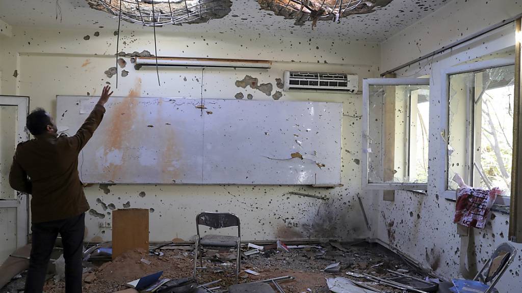 dpatopbilder - Schäden an einem Gebäude der Universität Kabul nach einem Terrorangriff Anfang November. Foto: Rahmat Gul/AP/dpa