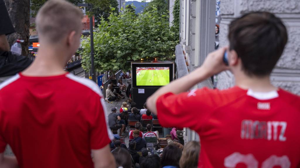 Sportliche Grossereignisse wecken Emotionen und können zu Sportwetten animieren. Im Bild zu sehen ist ein Public Viewing in Zürich während der aktuellen Fussball-WM. (Archivbild)