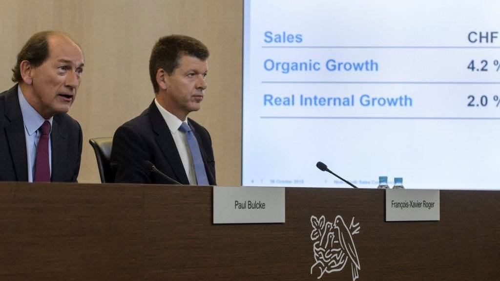 Nestlé-Chef Paul Bulcke (links) und Finanzchef Francois-Xavier Roger präsentieren an einer Medienkonfernez in Vevey die Umsatzzahlen der ersten neun Monate des Jahres.
