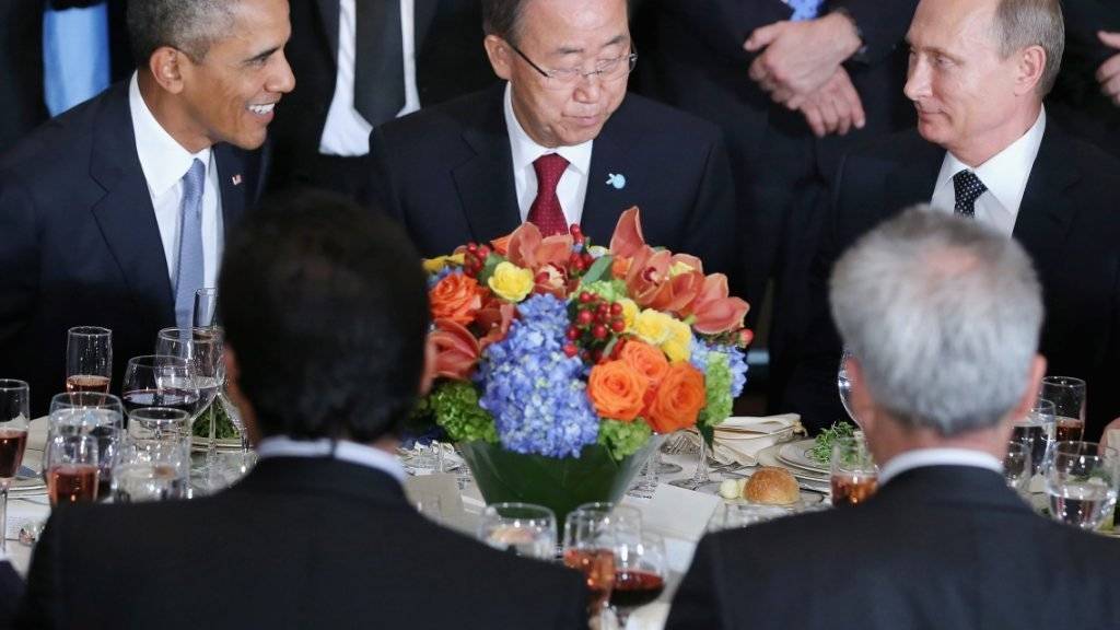 Obama (l.) und Putin (r.) waren Mittagessen nur durch UNO-Generalsekretär Ban getrennt - ihre Positionen zum Syrien-Krieg liegen aber weiter weit auseinander.