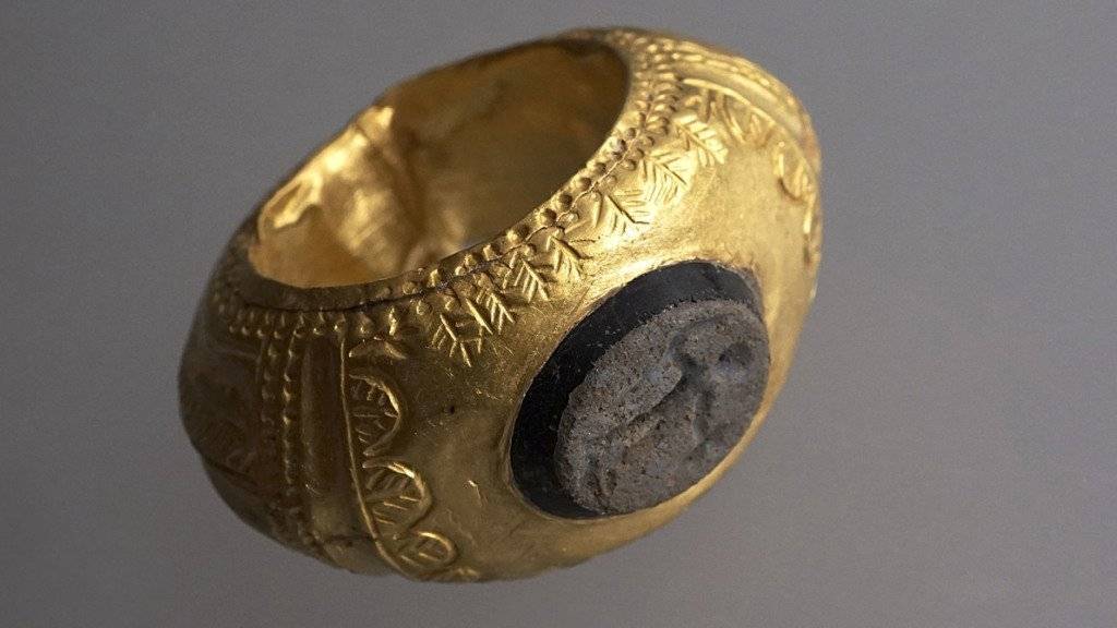 Auf der Glas-Gemme des in Pratteln gefundenen römischen Goldringes ist vermutlich Merkur abgebildet, der Gott des Handels.