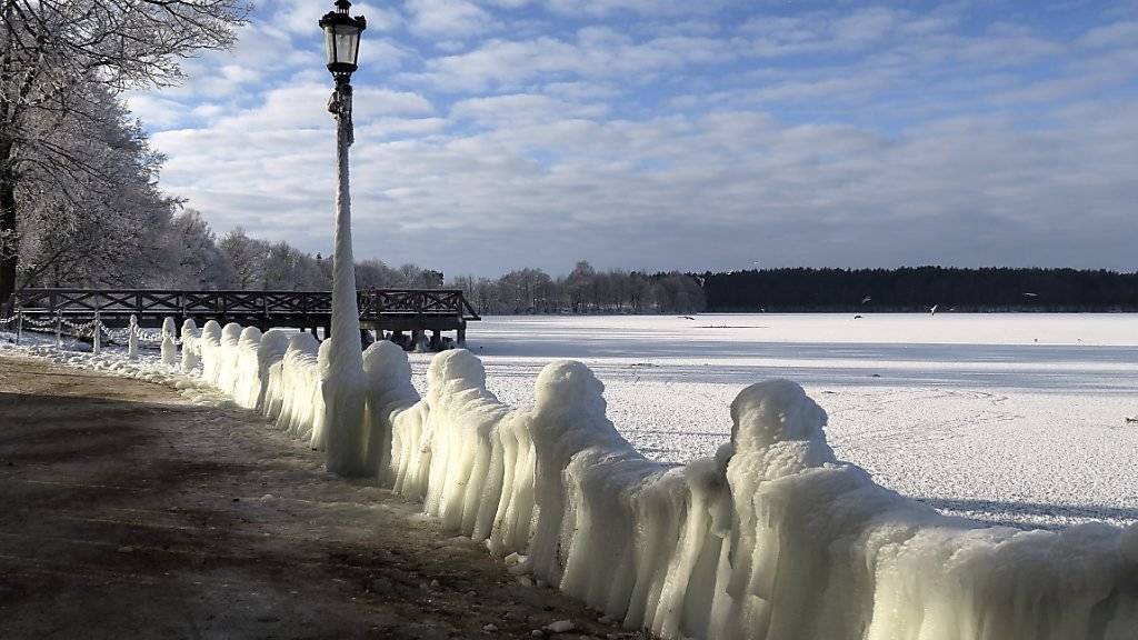 In Europa herrscht derzeit klirrende Kälte, wie hier an einer komplett eingefrorenen Seepromenade in Polen.