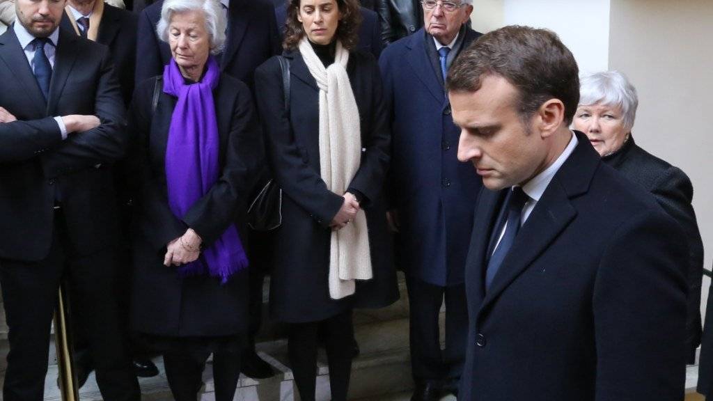 Frankreichs Präsident Emmanuel Macron (rechts im Vordergrund) bei einer Gedenkfeier für den Präfekten Claude Érignac, der vor 20 Jahren von militanten korsischen Nationalisten ermordet worden war.