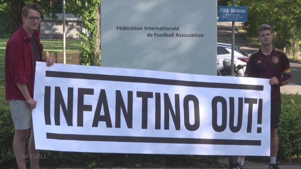 Fussballfans protestieren in Zürich gegen die Fifa