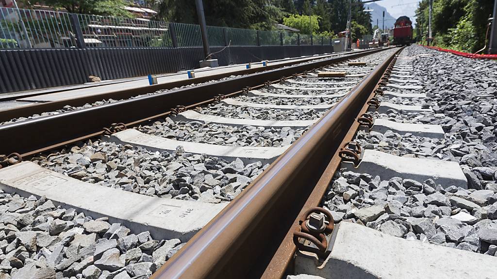 Glimpflich verlaufen ist am Sonntag für rund 150 Menschen eine Zugentgleisung der BLS wegen Felsbrocken auf den Schienen bei Domodossola in Italien. (Themenbild/Archiv)