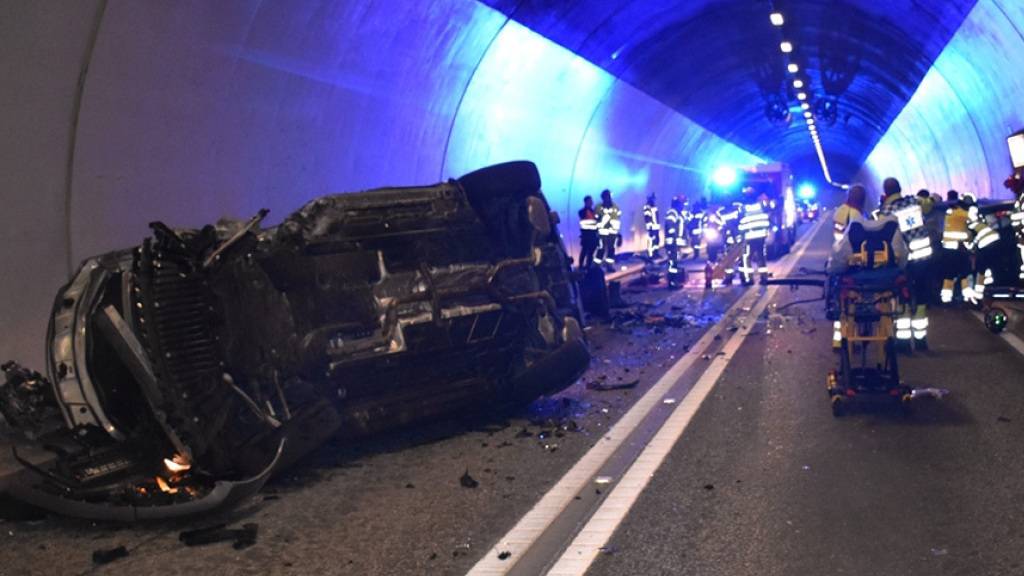 Beim Zusammenstoss zweier Autos im Tunnel Trin wurden mehrere Personen verletzt.