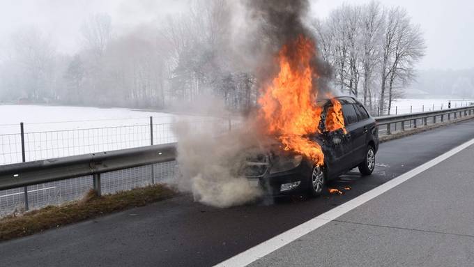 Auto brennt komplett aus