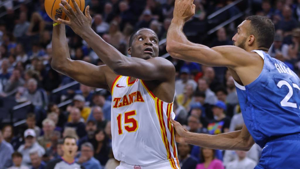 Clint Capela im Duell mit Rudy Gobert von den Minnesota Timberwolves