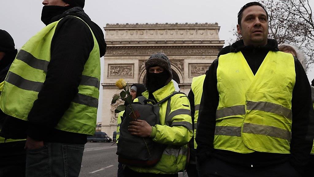Erste Demonstrierende bereits vor Ort: «Gelbwesten» am Arc de Triomphe auf den Champs Elysees in Paris am Samstagmorgen.