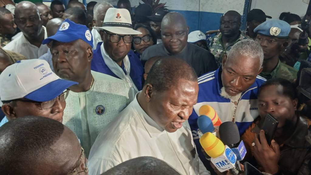 Der Präsident der Zentralafrikanischen Republik Faustin Archange Touadéra (M, unten) spricht zu den Medien, nachdem er zum Sieger der Präsidentschaftswahlen erklärt wurde. Foto: Jean-Fernand Koena/AP/dpa