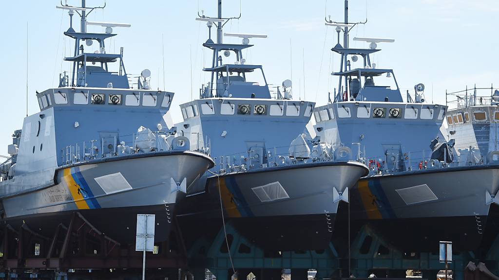 ARCHIV - Patrouillenboote, die ursprünglich für Saudi-Arabien gebaut wurden, liegen auf dem Werftgelände der zur Lürssen-Werftengruppe gehörenden Peene-Werft. erlaubt. (Zu dpa «Deutsche Rüstungsexporte in Milliardenhöhe in Krisenregion Nahost») Foto: Stefan Sauer/dpa