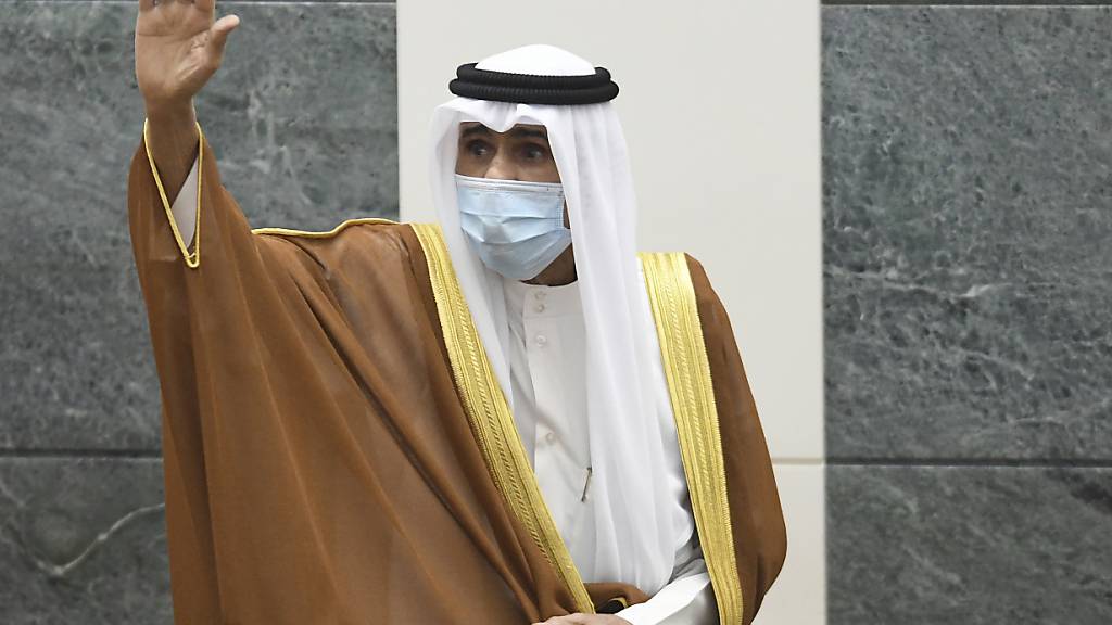 ARCHIV - Scheich Nawaf al-Ahmed al-Sabah winkt nach seiner Vereidigung als Emir von Kuwait. Der neue Emir von Kuwait hat den 80 Jahre alten Scheich Mischal al-Ahmed al-Sabah zum Kronprinzen ernannt. Foto: Jaber Abdulkhaleg/AP/dpa