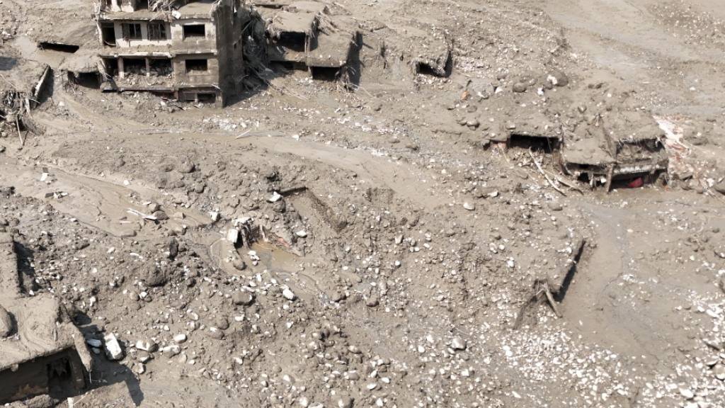 Beschädigte Gebäude und Infrastruktur entlang des angeschwollenen Trishuli-Flusses nach einer massiven Sturzflut. Foto: Skanda Gautam/ZUMA Press Wire/dpa