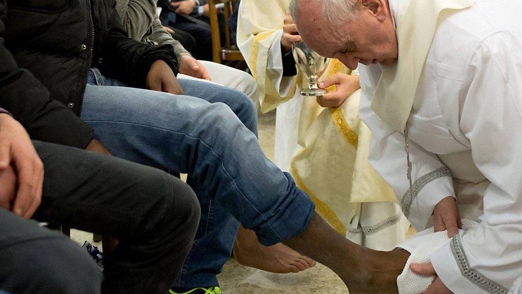 Der Papst wäscht einem Gefängnisinsassen die Füsse. Neu sind auch Frauen zur rituellen Fusswaschung zugelassen. (Archiv)