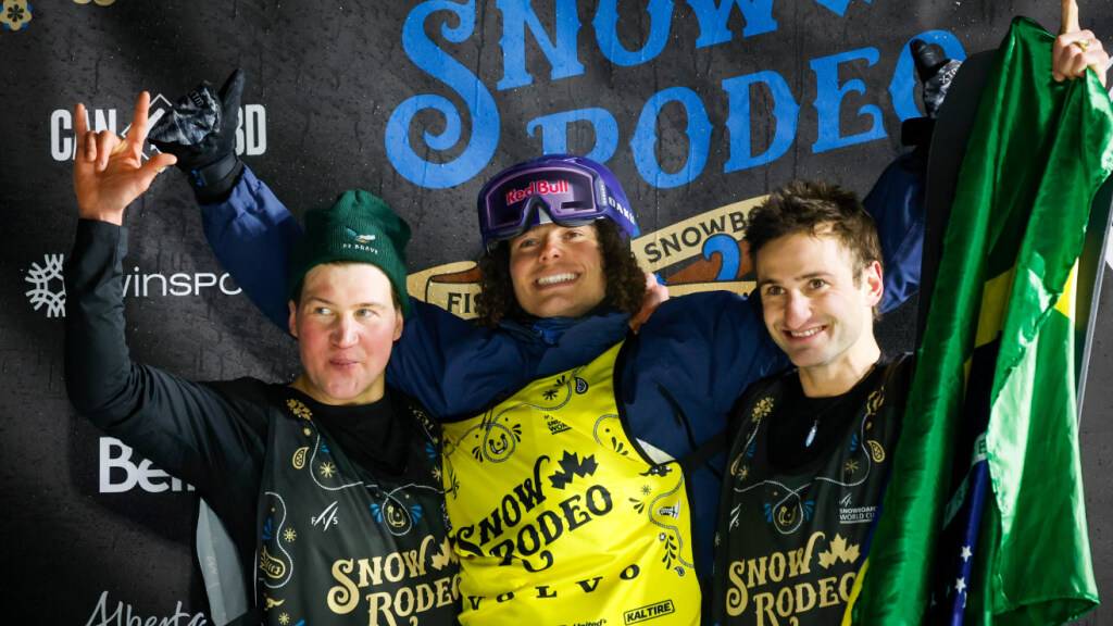 Starker Zweiter: Der Schweizer Snowboarder David Hablützel (li.)jubelt in Calgary neben dem Sieger Valentino Guseli