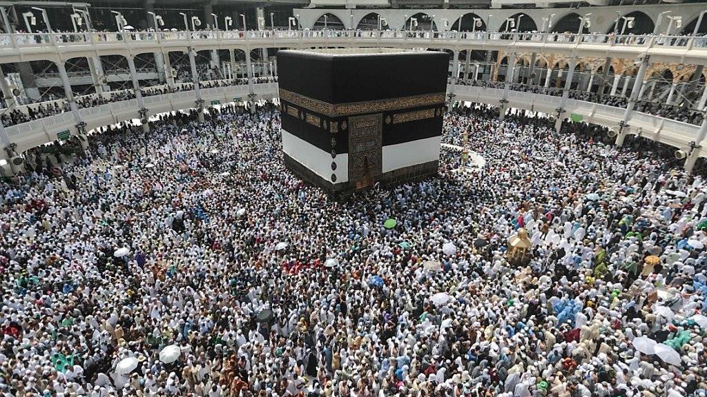 Muslimische Pilger beim Umkreisen der Kaaba (Archiv)