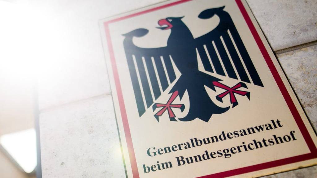 ARCHIV - «Generalbundesanwalt beim Bundesgerichtshof» steht auf einem Schild am Eingang zum Gebäude der Bundesanwaltschaft. Foto: Christoph Schmidt/dpa