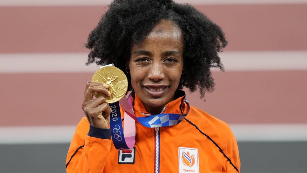 Die in Äthiopien geborene Niederländerin Sifan Hassan zeigt ihre Goldmedaille vom 10'000-m-Lauf