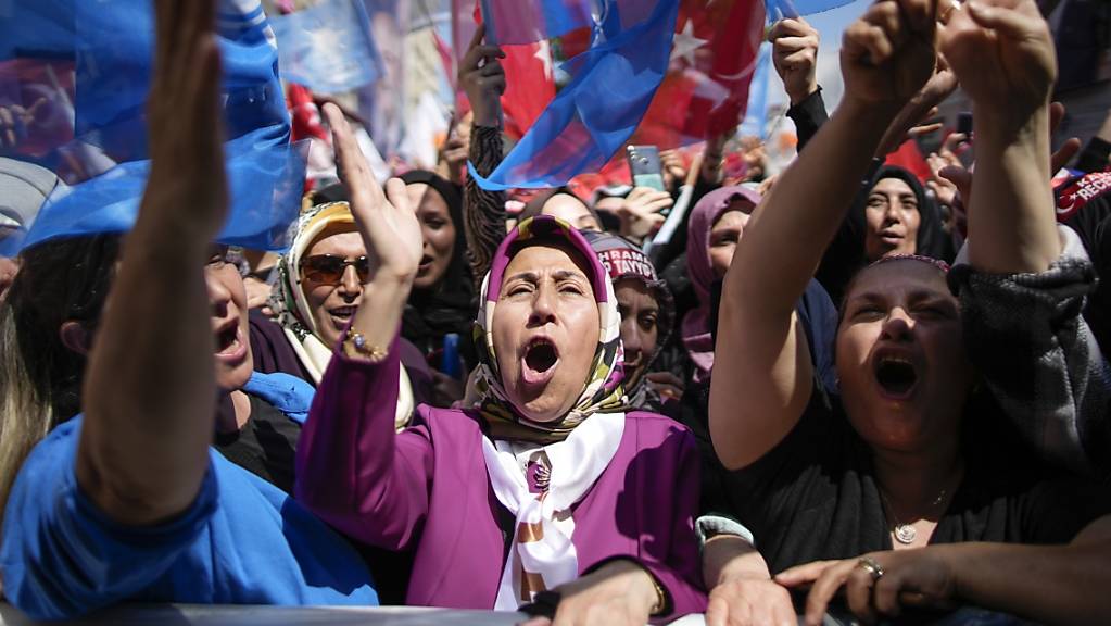 Anhänger des türkischen Präsidenten und Präsidentschaftskandidaten der Volksallianz, Erdogan, rufen bei einer Wahlkampfveranstaltung Parolen.