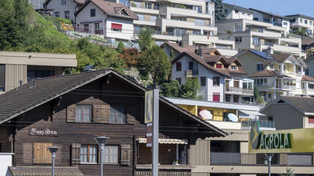 Die Preise für Einfamilienhäuser sanken im April leicht, jene für Eigentumswohnungen stagnierten weitgehend.