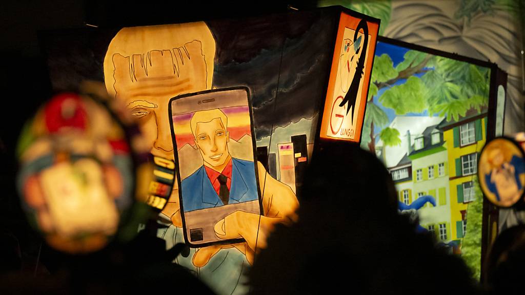 Mit dem Morgenstreich hat in Basel die dreitägige Fasnacht begonnen.
