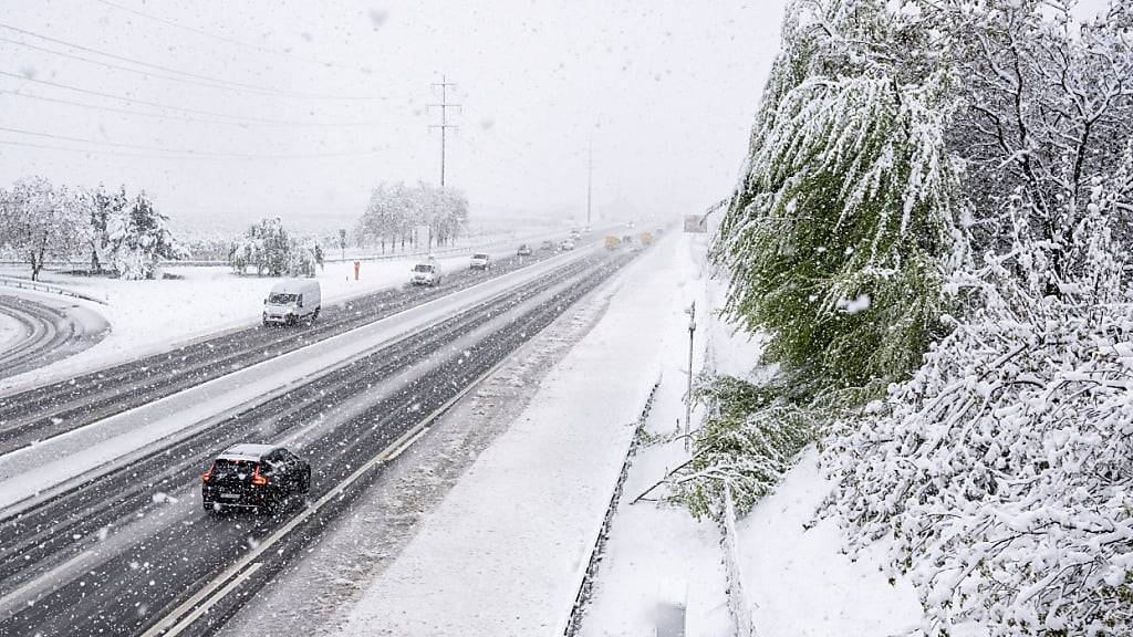 Schnee bedeckt die Autobahn zwischen Sitten und Martigny. Sitten ist aufgrund des Schneefalls für den Verkehr weitgehend gesperrt.