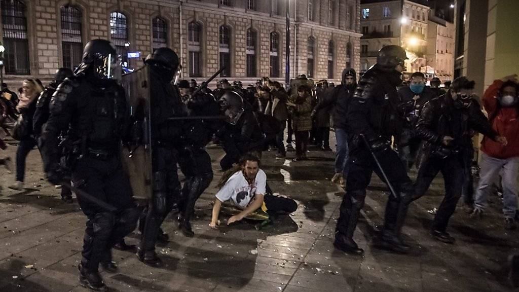 Polizisten gehen in der Nacht zum Montag gegen Demonstranten vor.