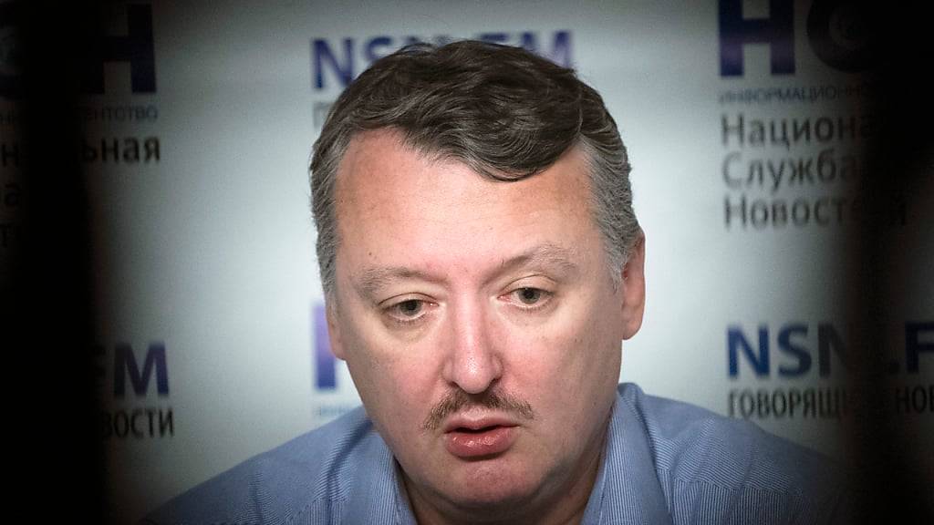ARCHIV - Igor Girkin, der ehemalige Militärchef der von Russland unterstützten Separatisten in der Ostukraine, spricht während einer Pressekonferenz. Foto: Pavel Golovkin/AP
