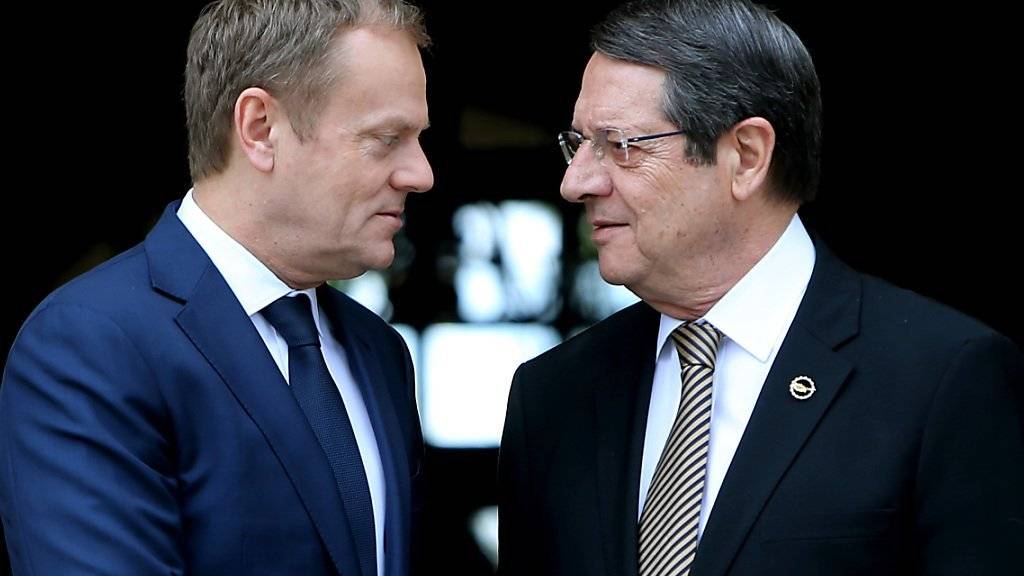 EU-Kommissar Tusk (l.) sucht den Schulterschluss für das Abkommen mit der Türkei. Doch Zyperns Präsident Anastasiades droht weiter mit seinem Veto und verlangt Konzessionen von der Türkei.