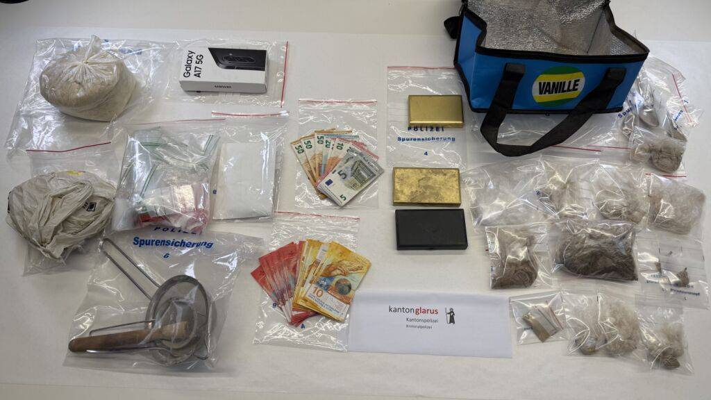 Bei einer Hausdurchsuchung in Näfels hat die Kantonspolizei Glarus rund ein Kilogramm Heroin sichergestellt.
