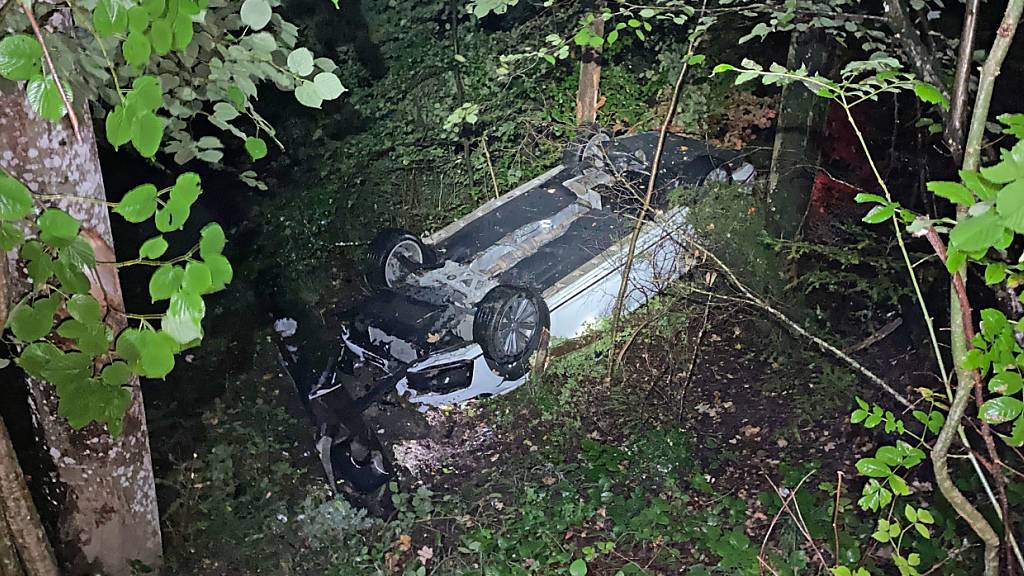 Das Auto kam auf dem Dach liegend zum Stillstand.