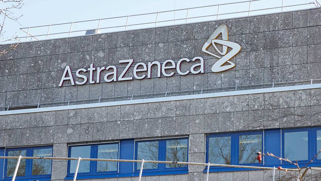 Das Logo am Gebäude des Pharmakonzerns Astrazeneca. Das Unternehmen hat sich nach dem von der EU-Kommission eingeleiteten Verfahren für sein Vorgehen gerechtfertigt. Foto: Georg Wendt/dpa