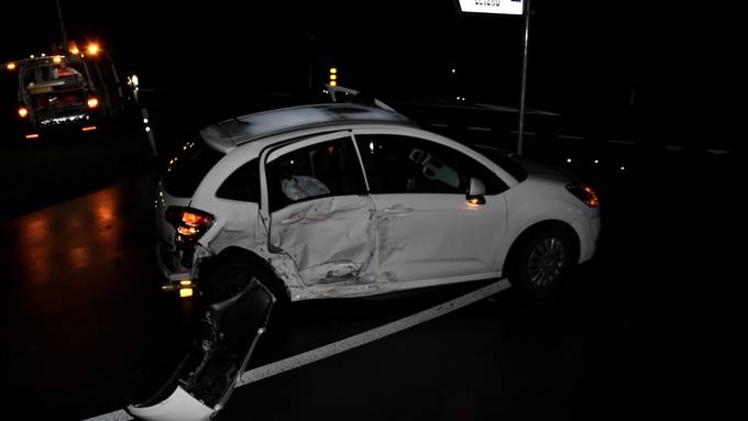 Auto nach Kollision überschlagen