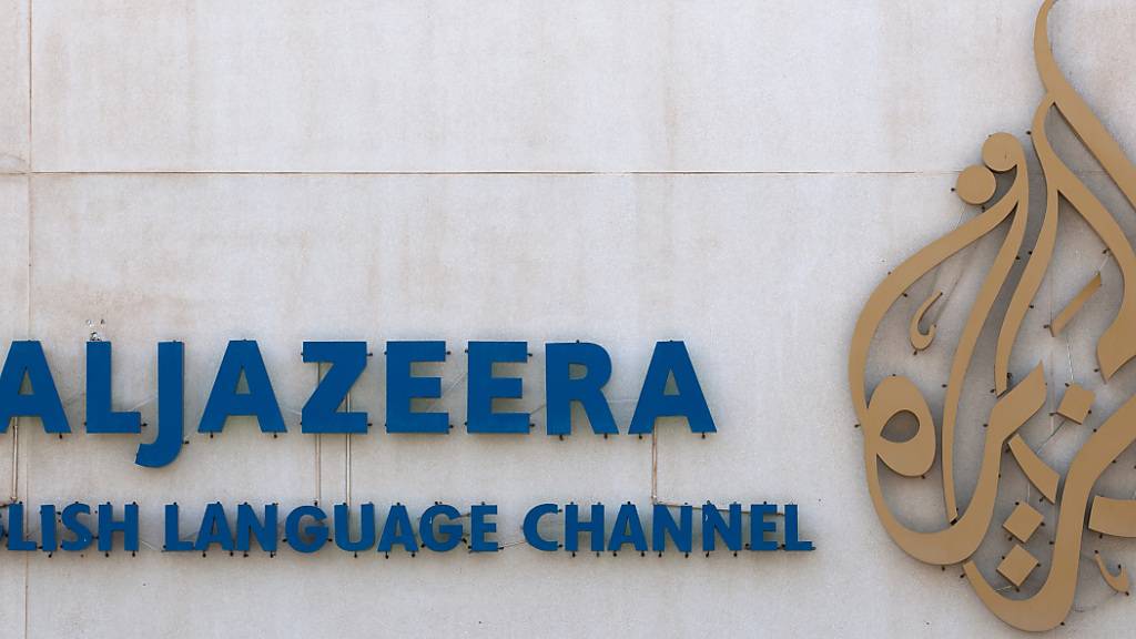 ARCHIV - Der Schriftzug und das Logo des arabischen Nachrichtensenders Al-Dschasira sind auf dem Gelände des Unternehmens zu sehen. Foto: Tim Brakemeier/dpa