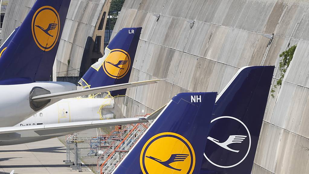 Es sieht nicht gut aus für die Lufthansa, die Flugzeuge stehen am Boden. Nun braucht die Airline frisches Geld (Symbolbild).
