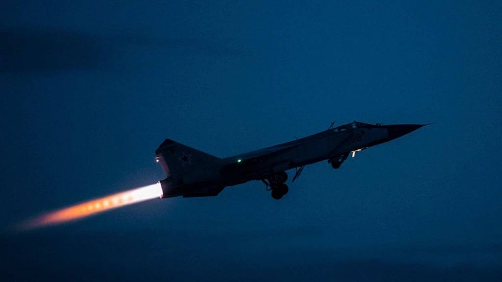 HANDOUT - Ein MiG-31-Kampfflugzeug der russischen Luftwaffe, das auf einem Luftwaffenstützpunkt, während militärischer Übungen in der Region Twer, startet. Foto: Uncredited/Russian Defense Ministry Press Service/AP/dpa