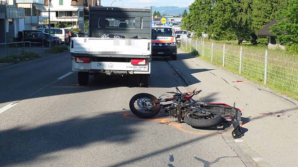 En 22-jähriger Motorradfahrer hat sich am Freitagabend bei der Auffahrkollision mit einem Lieferwagen in Lüchingen SG unbestimmte Verletzungen zugezogen.