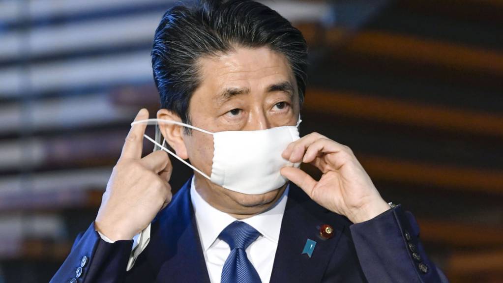 Japan kündigt wegen der Corona-Krise den Ausnahmezustand und ein beispielloses Konjunkturpaket an. Ministerpräsident Shinzo Abe stellte am Montag Rettungshilfen im Volumen von rund 108 Billionen Yen (rund 960 Milliarden Franken) in Aussicht.