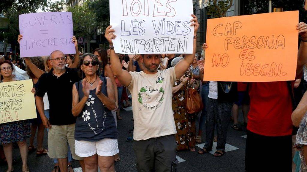 Demonstranten fordern am Sonntag in Barcelona die Aufnahme der Flüchtlinge durch die spanische Regierung. (Archivbild)