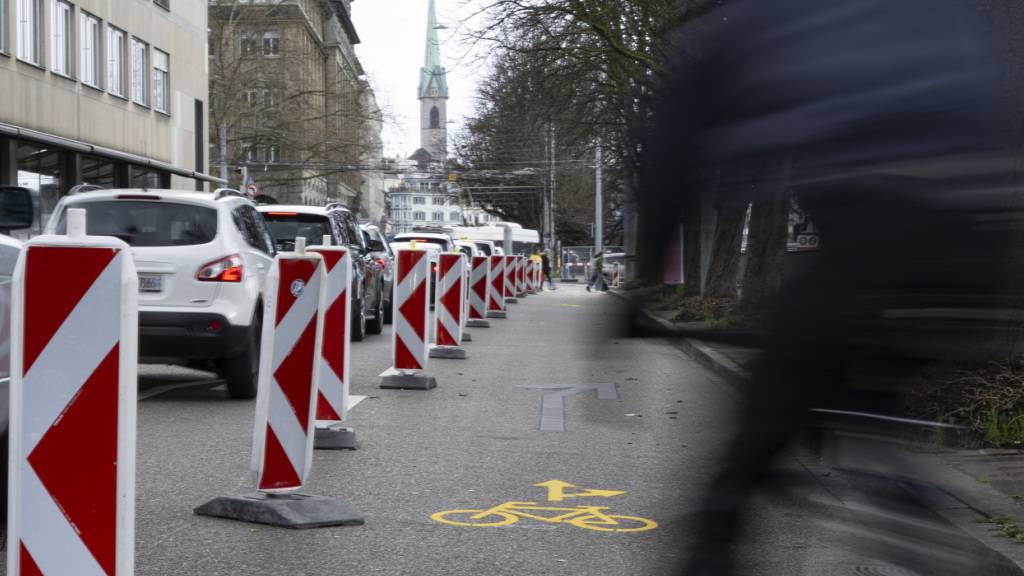 Der Kanton liess diesen Veloweg über Nacht entfernen. Die Stadt Zürich zieht nun deswegen vor Verwaltungsgericht. (Archivbild)