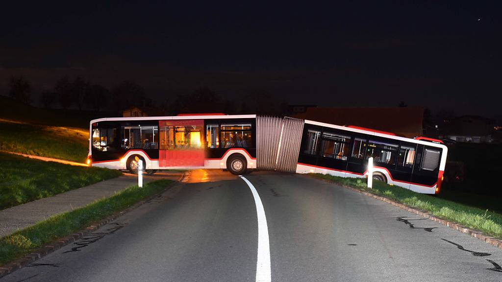 Der Gelenkbus blieb mitten auf der Strasse stecken.