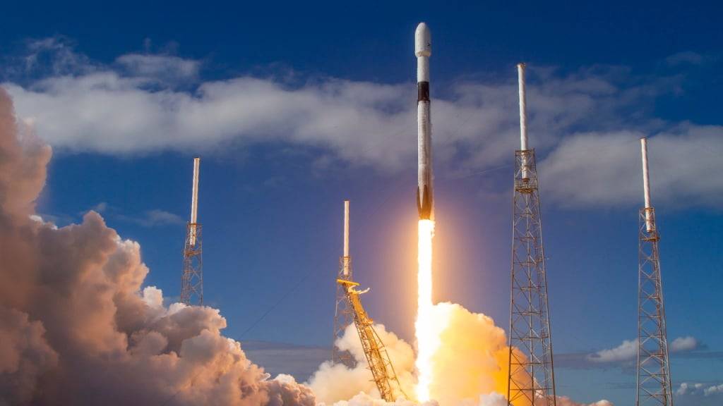 Eine Rakete von Elon Musks Raumfahrtfirma SpaceX mit 60 Starlink-Satelliten an Bord startet vom US-Weltraumbahnhof Cape Canaveral in Flordia. (Archivbild)