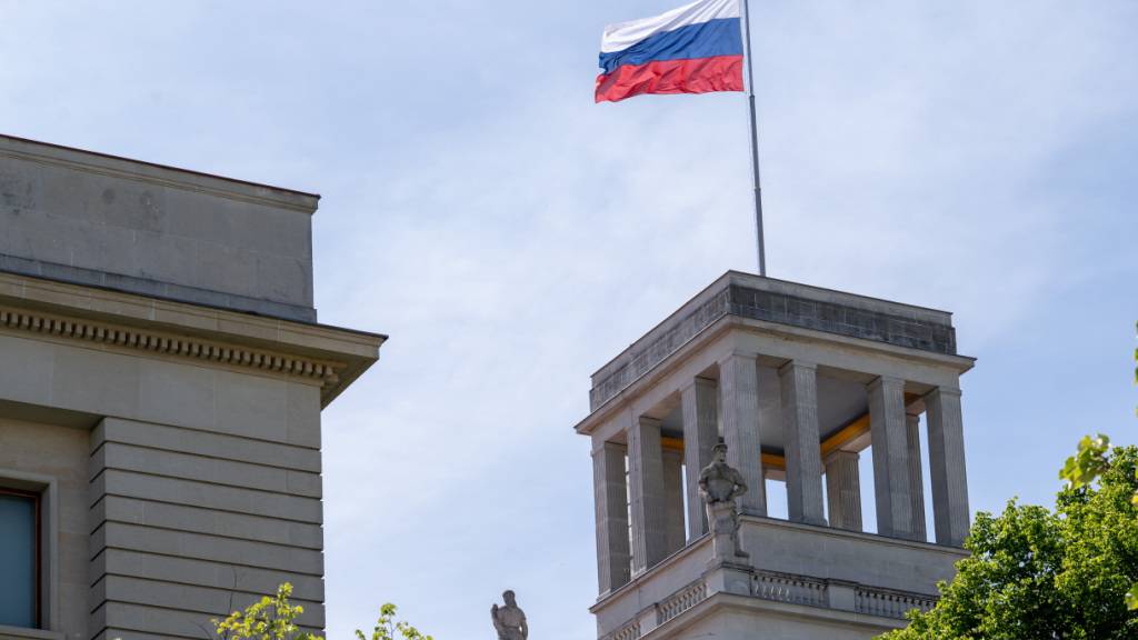 ARCHIV - Die Fahne weht über der russischen Botschaft Unter den Linden. Die Bundesanwaltschaft hat in Köln, Konstanz und der Schweiz drei Männer wegen mutmaßlicher Agententätigkeit festnehmen lassen. Foto: Soeren Stache/dpa
