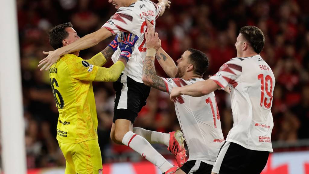 Das argentinische Team Estudiantes aus La Plata feiert im Maracanã-Stadion den Finaleinzug