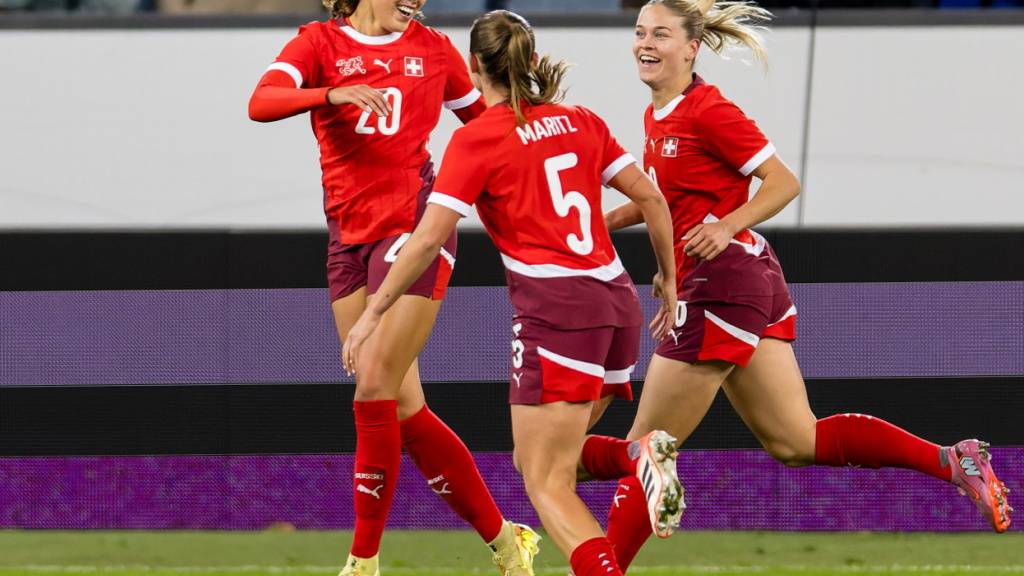 Torschützin Alayah Pilgrim (links) freut sich mit ihren Teamkolleginnen Noelle Maritz (Mitte) und Nadine Riesen über das 1:0 gegen Kanada