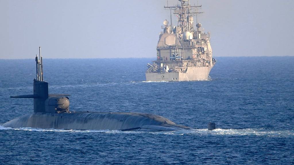 HANDOUT - Das U-Boot «USS Georgia» und der Raketenkreuzer  «USS Port Royal» der US-Marine durchqueren die Straße von Hormus im Persischen Golf. Foto: Indra Beaufort/U.S. Naval Forces Central Command / U.S. 5th Fleet/AP/dpa