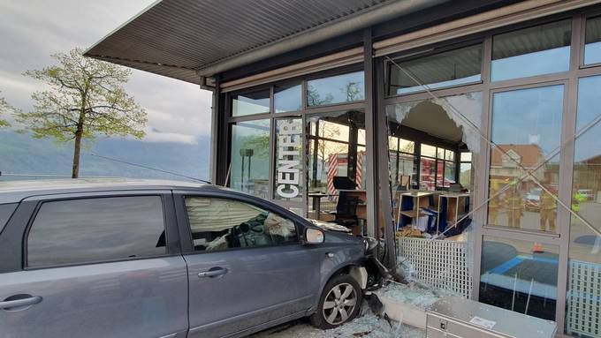 Beim Tourismus-Center Spiez: Auto durchbrach Glas-Fassade