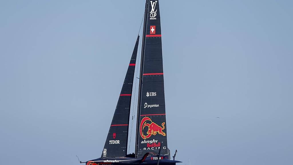 Nach vier Niederlagen in der Halbfinal-Serie gegen die Briten erringt die Crew von Alinghi Red Bull den ersten Sieg